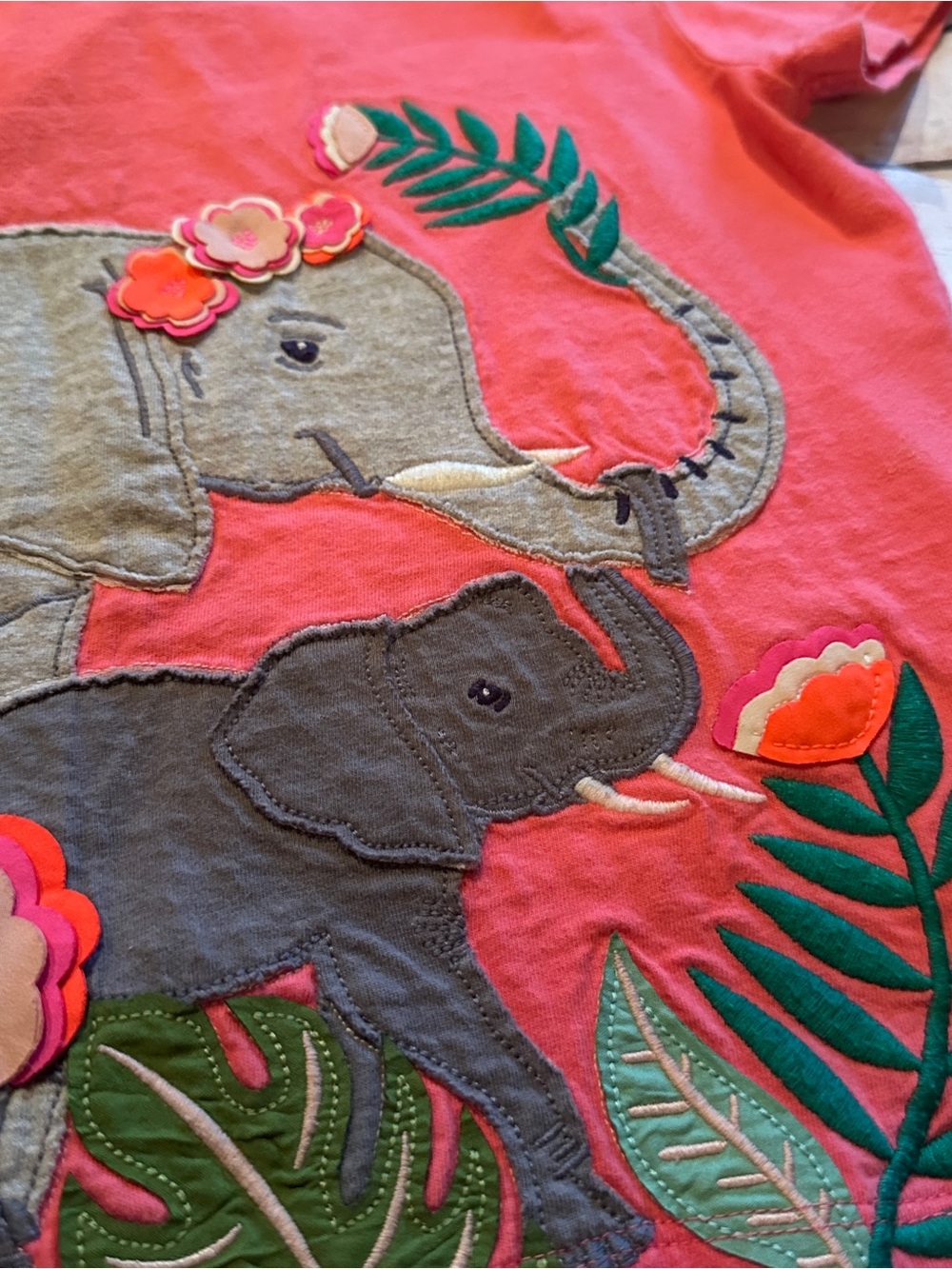 Mini Boden elephant tee vguc-fair just for appliqué bubbling 6/7 - Picture 3 of 5